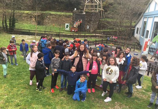 As minas de San Finx reciben a visita de 55 nenos e nenas de Coristanco e 35 membros da asociación Os Borrizos de Vilagarcía